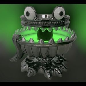 LIGHT-UP MONSTER CANDLE PEDESTAL B&BW